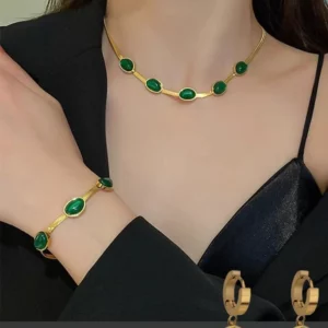 Jade bracelet, earrings and necklace set