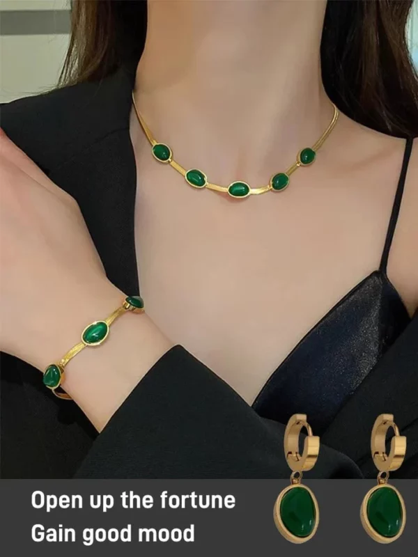 Jade bracelet, earrings and necklace set